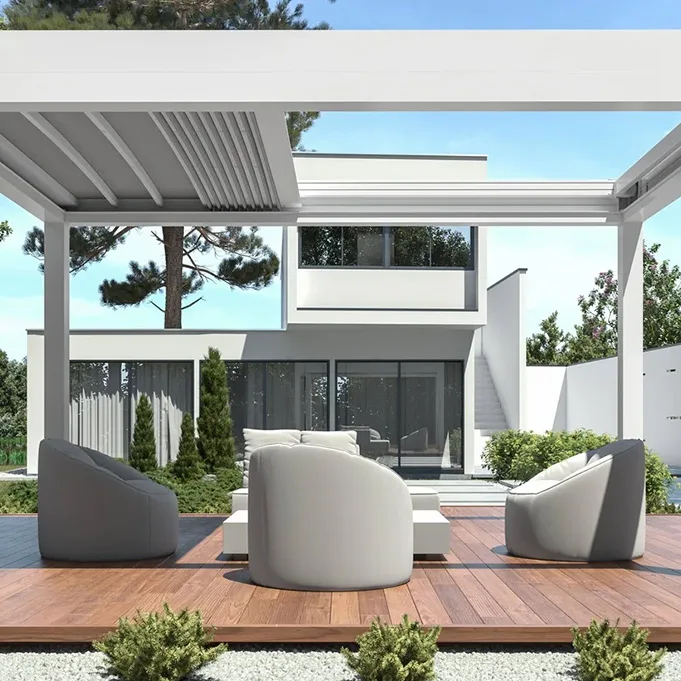 aluminium lamellen pergola modernhaus metaform Moderne weiße Lamellenpergola von MetaForm, teilweise geöffnet, vor einem zeitgenössischen Wohnhaus