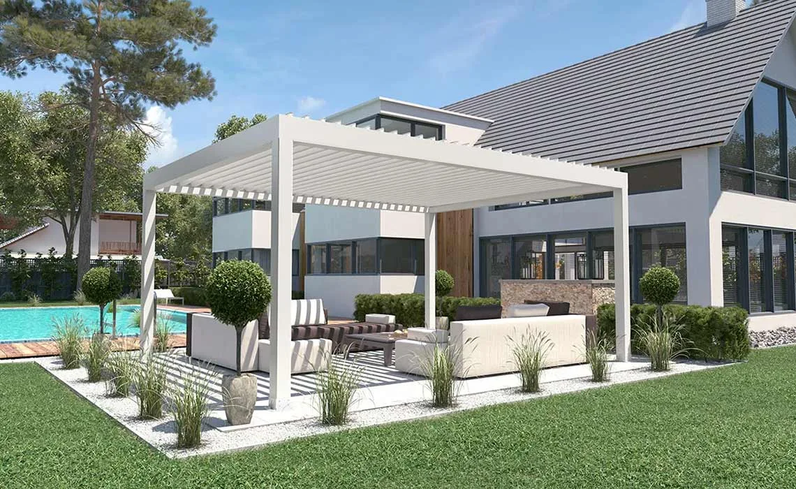 Bioklimatische Aluminium-Pergola von MetaForm im Garten eines modernen Hauses mit Outdoor-Sitzgruppe