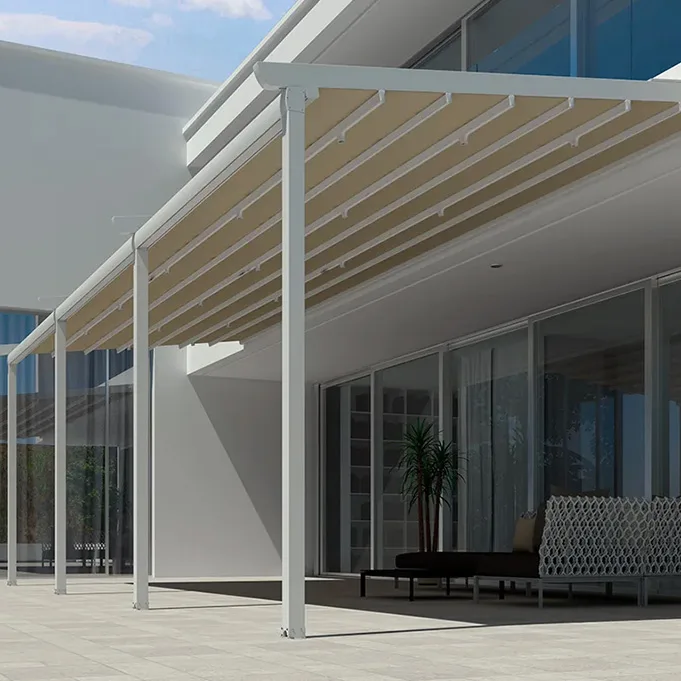pergola alouminiou eksoterikou xorou metaform Πτυσσόμενη πέργκολα MetaForm με πάνελ σκίασης σε κήπο, δίπλα σε καθιστικό εξωτερικού χώρου