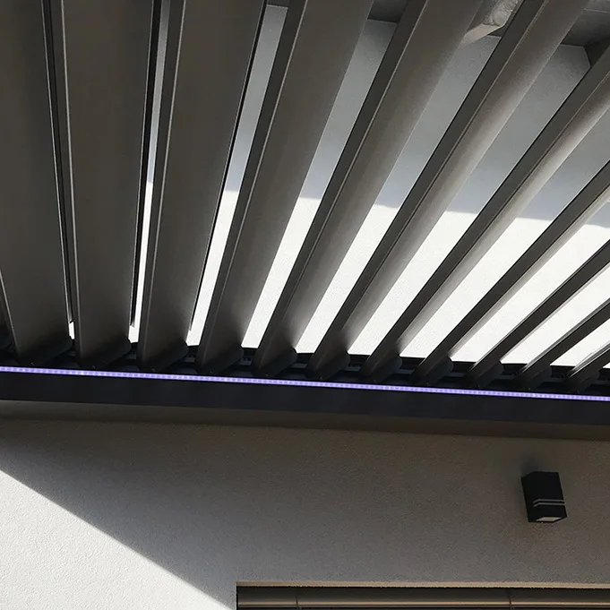 Λεπτομέρεια από κινητές περσίδες βιοκλιματικής πέργκολας Metaform με ενσωματωμένο LED φωτισμό.