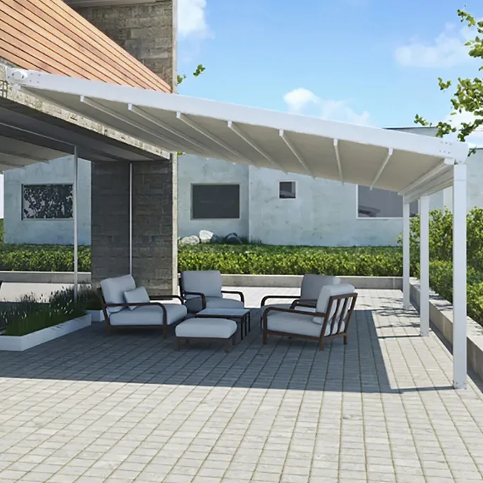 Πέργκολα με κλίση και απλό πανί σε αυλή κατοικίας – οικονομική σκίαση για καθημερινή χρήση από τη MetaForm