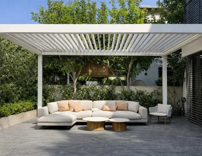Moderne Aluminium-Pergola im Garten eines Einfamilienhauses – stilvolle Beschattung mit MetaForm